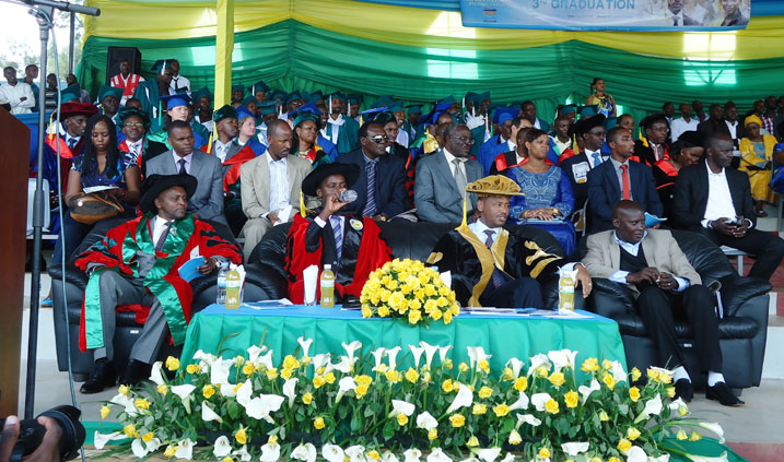 Abayobozi ba IPRC, Minisitiri Albert Nsegiyumva na Mayor w'akarere ka Kicukiro mu muhango wo gutanga impamyabushobozi muri IPRC-Kicukiro.