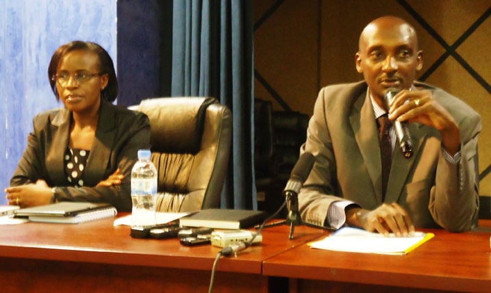 Abayobozi ba RRA, Mukashyaka Drocella (ibumoso) ushinzwe imisoro na Richard Tusabe (iburyo), umuyobozi mukuru wa RRA mu kiganiro n