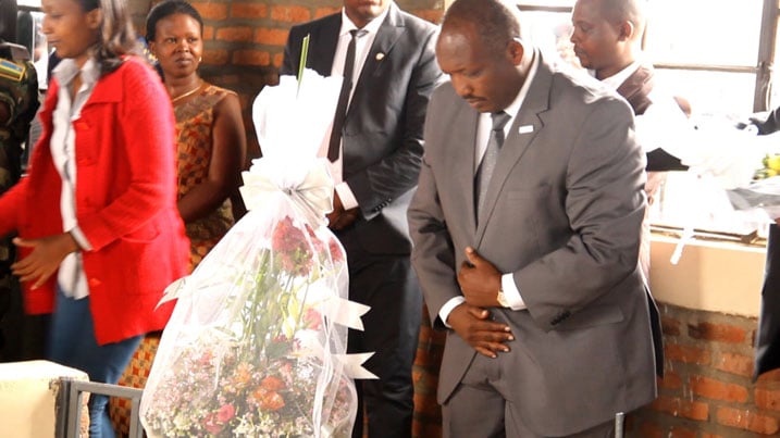 Umuyobozi wa IBUKA ashyira indabo ku mva ishyinguyemo Abatutsi biciwe i Nyarushishi mu gihe cya Jenoside.