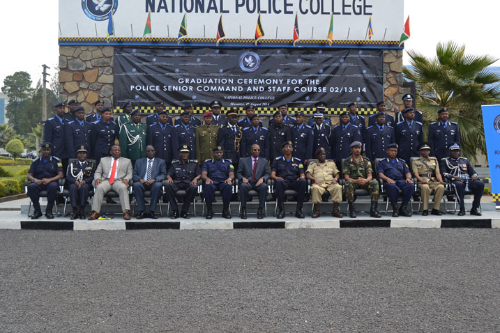 Abayobozi bakuru ba Polisi na Minisitiri w'Umutekano mu gihugu bafata ifoto y'urwibutso.