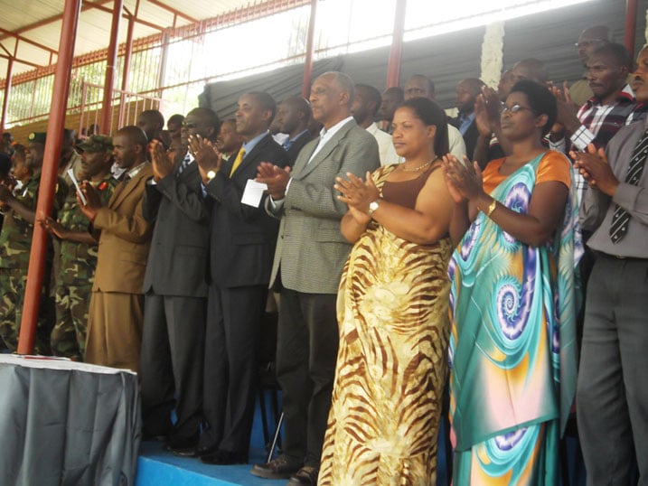 Abayobozi bakuru batandukanye bari bitabiriye umuhango wo kwakira urumuri rw'icyizere mu karere ka Rutsiro.