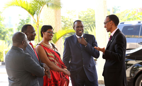 Aha abayobozi batanu ba mbere bakuru mu gihugu baraganira.