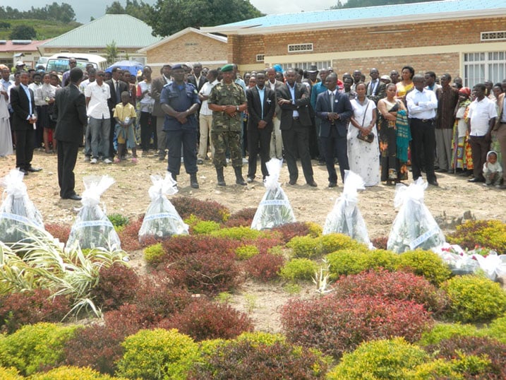 Abayobozi bashyize indabo ahazubakwa ikimenyetso cyo kwibuka abana bahiciwe.