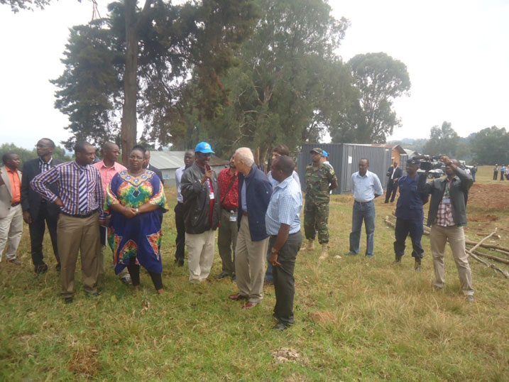Minisitiri Mukantabana n'umuyobozi wa UNHCR mu Rwanda basuye inkambi ya Nyagatare basobanurirwa imiterer yayo.