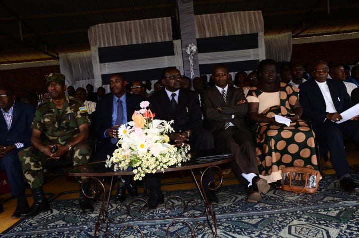 Abayobozi batandukanye baje kwakira urumuri mu karere ka Rusizi.