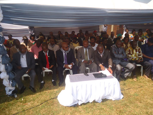 Abayobozi batandukanye bifatanyije n'abarokokeye inyarushishi mu kwibuka.