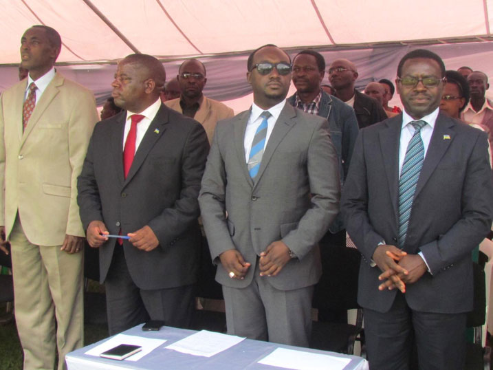 Abayobozi batandukanye bitabiriye igikorwa cyo gutambagiza urumuri rutazima mu karere ka Gakenke.