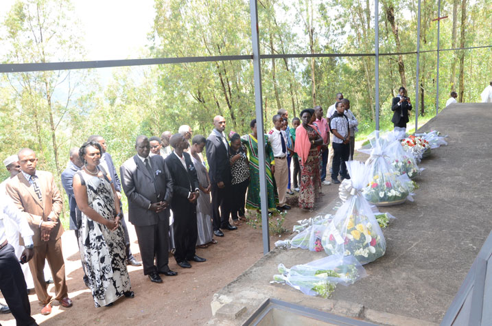Abayobozi bunamira imibiri ishyinguye mu rwibutso rwa Bunyonga.
