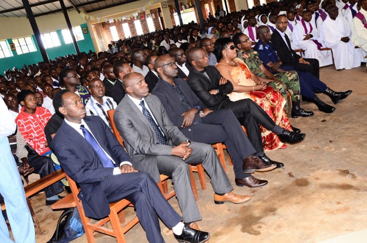 Abayobozi mu nzego za Leta n'abaturage benshi bitabiriye umuhango wo gushyingura Padiri Nambaje.