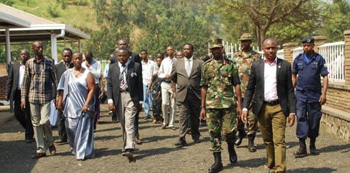 Abayobozi n'abakozi ba CEPGL ku rwibutso rwa Komini Rouge.