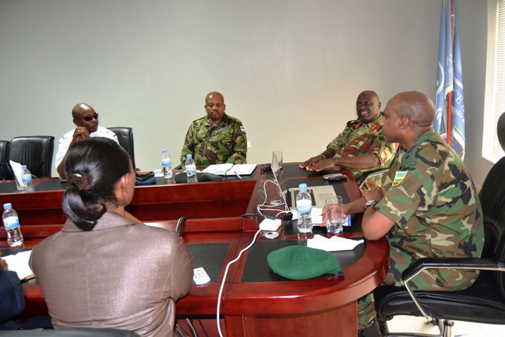 Abayobozi n'abakozi ba Rwanda Peace Academy na SADC Regional Peacekeeping Training Centre baganira imikorere y'ayo mashuri.
