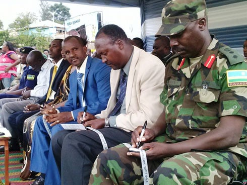 Abayobozi n'abandi bashyitsi bahawe udutambara two kwandikaho ubutumwa bujyanye n'urumuri.