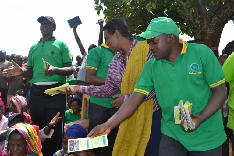 Abayobozi (Ministre Gasinzigwa ni uwa kabiri uturutse iburyo ) baha abaturage udupapuro dusobanura amasomo atangwa muri IPRC EAST.