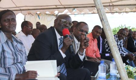 Abayobozi bafatanije gucyemura ibibazo byabajijwe n'abaturage.