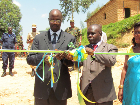Abayobozi bafungura ku mugaragaro ivuriro ry'amatungo mu karere ka Gicumbi. Foto/ E.Musanabera.