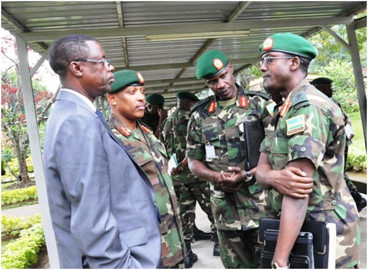Abayobozi bakuru b'Ingabo z'igihugu baganira nyuma y'inama.
