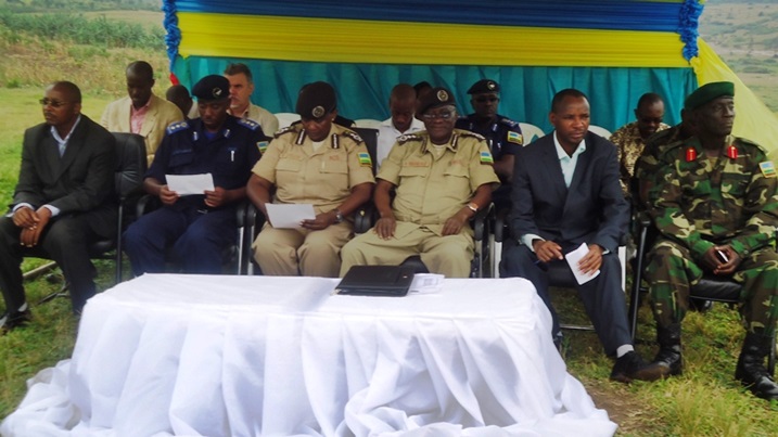 Abayobozi bakuru ba RCS (hagati) ndetse n'abandi bayobozi mu nzego zitandukanye zo mu Ntara y'Iburasirazuba.