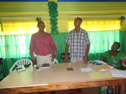 Abayobozi barimo umuyobozi w'umurenmge wa Muhoza bashimiwe intambwe bateye.