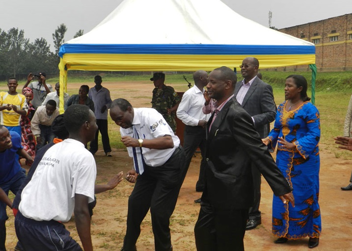 Abayobozi basabanye n'intore biratinda.