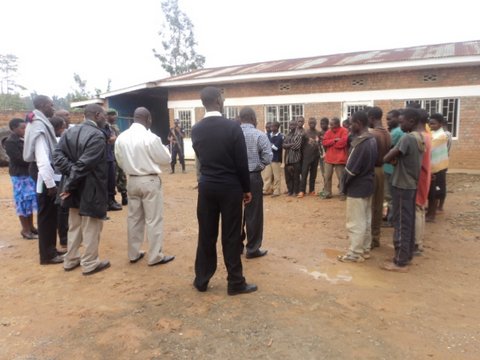 Abayobozi batandukanye basuye urubyiruko rwahoze ari inzererezi none rukaba rwiteguye gusubira mu miryango.