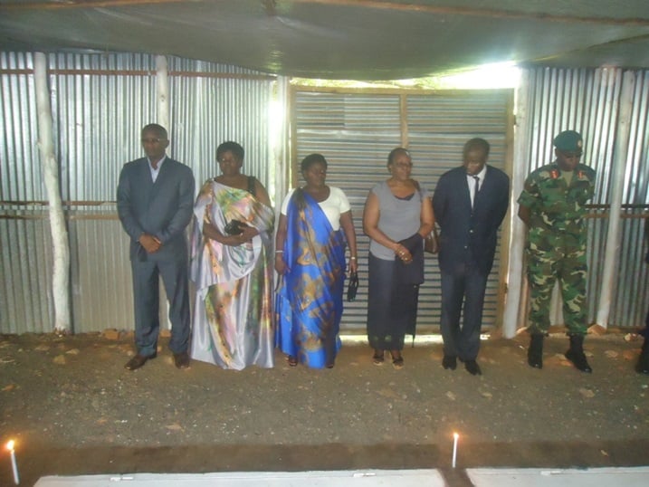 Abayobozi batandukanye bifatanyije n'abana kwibuka.