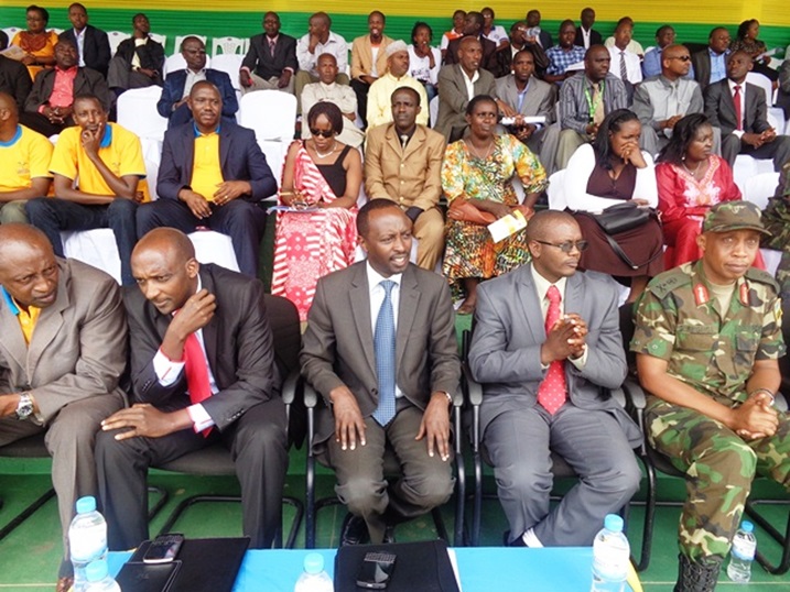 Abayobozi batandukanye hamwe na komiseri mukuru w'ikigo cy'igihugu cy'imisoro n'amahoro RRA.