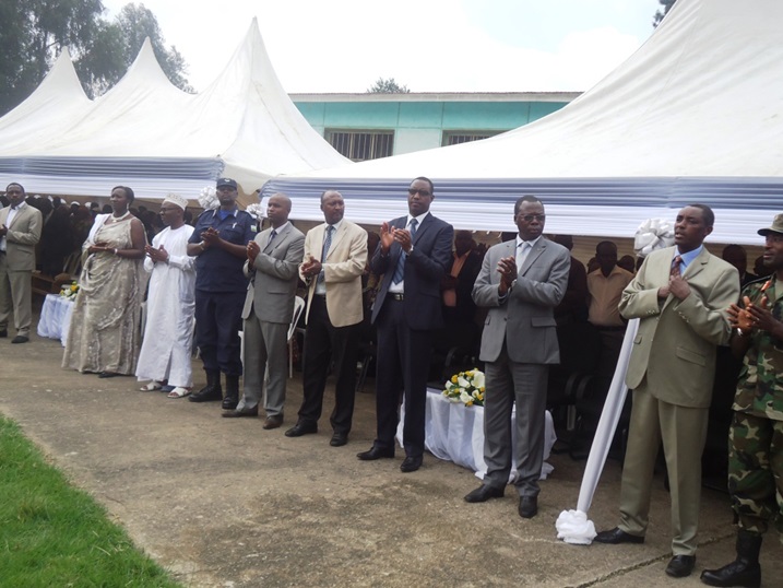 Abayobozi batandukanye n'abaturage bakiranye urumuri rw'ikizere amashyi n'impundu.