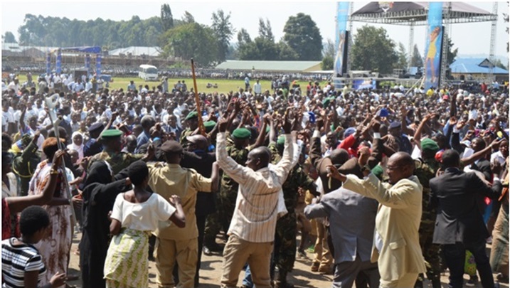 Abayobozi, ingabo z'igihugu n'abaturage basabanye bacinya akadiho.