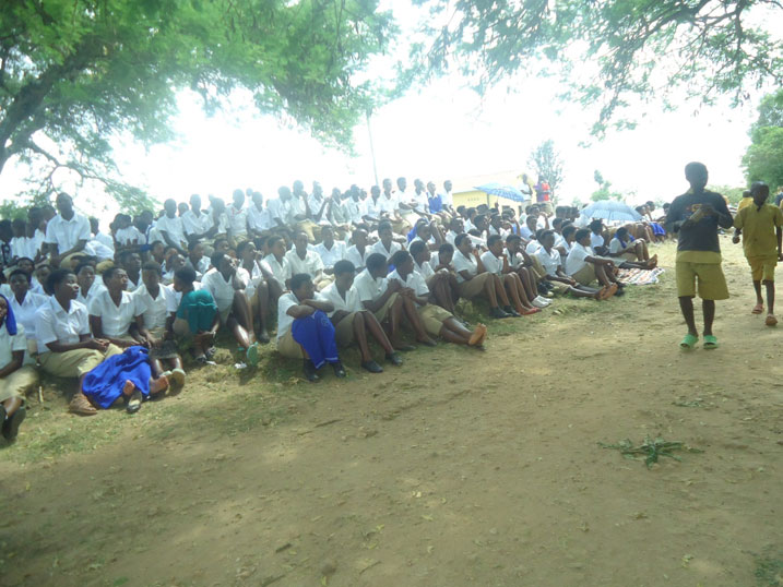 Abiga mu mashuli yisumbuye nabo bari bitabiriye umuhango wo kwibuka.