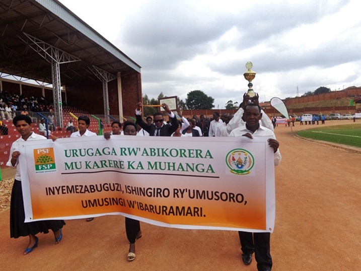 Abikorera mu karere ka Muhanga, baserukanye igikombe bahawe n'umukuru w'igihugu.