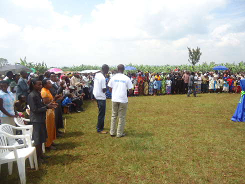 Urubyiruko rwitabiriye gusangira iminsi mikuru ya Noheli n'Ubunani n'imfubyi za Jenoside zibana mu karere ka Kirehe.
