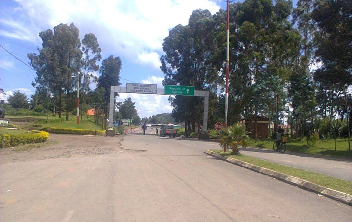 Abo bana bambutsa ibicuruzwa bya forode babinyuza mu nzira zitazwi ba nyirabyo batinye kubinyuza kuri gasutamo ngo babitangire imisoro.