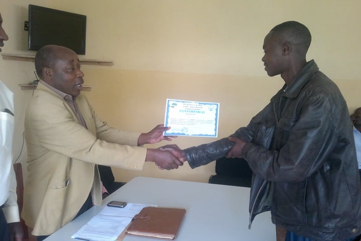 Abo ba Local Defense bahawe Certificate y'ishimwe.
