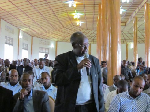 Buri muntu yahabwaga ijambo akavuga umusanzu we.