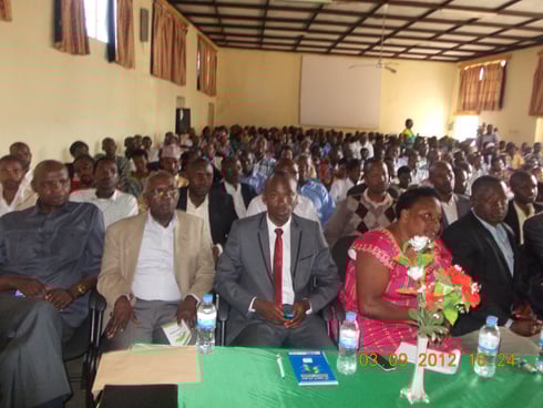 Abaturage bo muri Muhanga baje gushyigikira Agaciro Development Fund bari buzuye icyumba cy