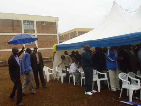Abaturage bemeraga bakagenda mu mvura bajya kwitabira gutanga umusanzu mu Gaciro Development Fund.