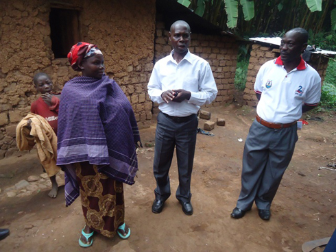Aganira n'abanyamuryango ba FPR Inkotanyi, Nyirandorimana waremewe yagaragazaga akanyamuneza.