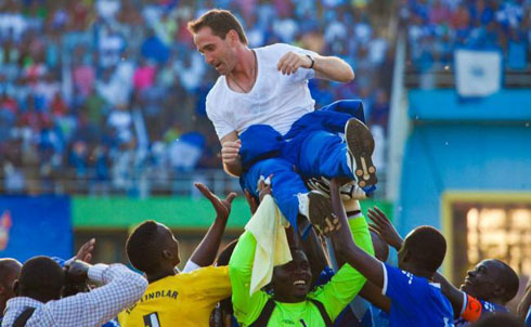 Aha Gomes yari ateruwe n'abakinnyi ba Rayon Sport bishimira igikombe cya shampiyoan batwaye muri 2013 hashize imyaka icyenda baracyibagiwe.