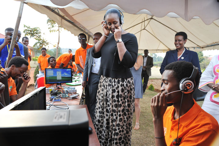 Aha Madame Jeannette Kagame yitegerezaga Radio yakozwe n'aba banyeshuri ikabasha kumvikana mu mudugudu wose w'Agahozo Shalom.