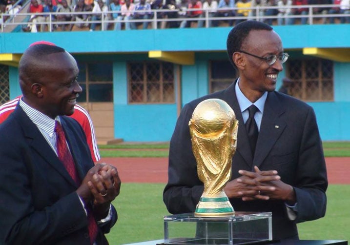 Aha Minisitiri Joseph Habineza yari kumwe na Perezida wa Repubulika Paul Kagame, ubwo bari mu muhango wo kwakira igikombe cy