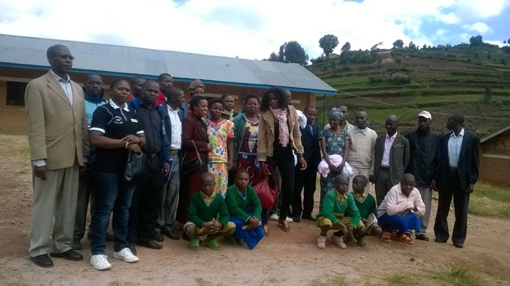 Aha abarezi bo ku bigo by'amashuri bitatu bari bahuriye hamwe bagamije kungurana ibitekerezo ku buryo bwo kunoza imyigishirize y'abafite ubumuga.