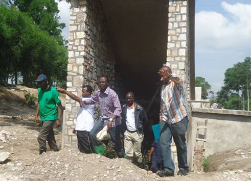 Aha abayobozi b'Intara y'Amajyepfo barirebera aho imirimo yo gutegura ahazashyingurwa imibiri y'abazize Jenoside igeze