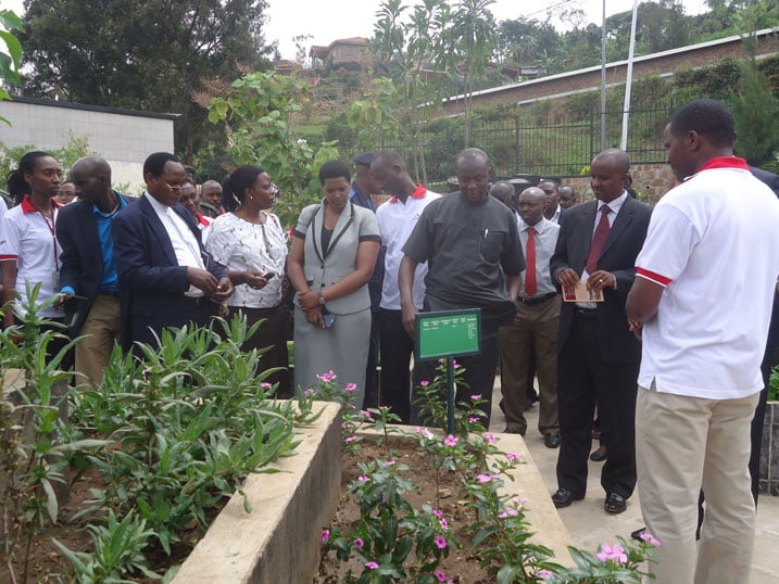Minisitiri Habineza yerekwa igice cy'ibimera kiri mu ngoro ndangamurage y'ibidukikije mu karere ka Karongi.