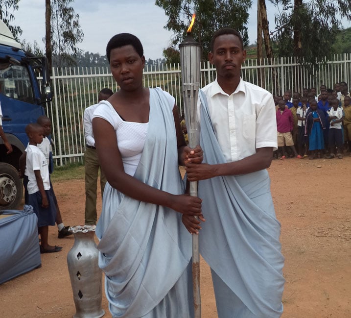 Aha bari bajyanye urumuri imbere y'urwibutso rwa jenoside yakorewe abatusti rwa Murambi.
