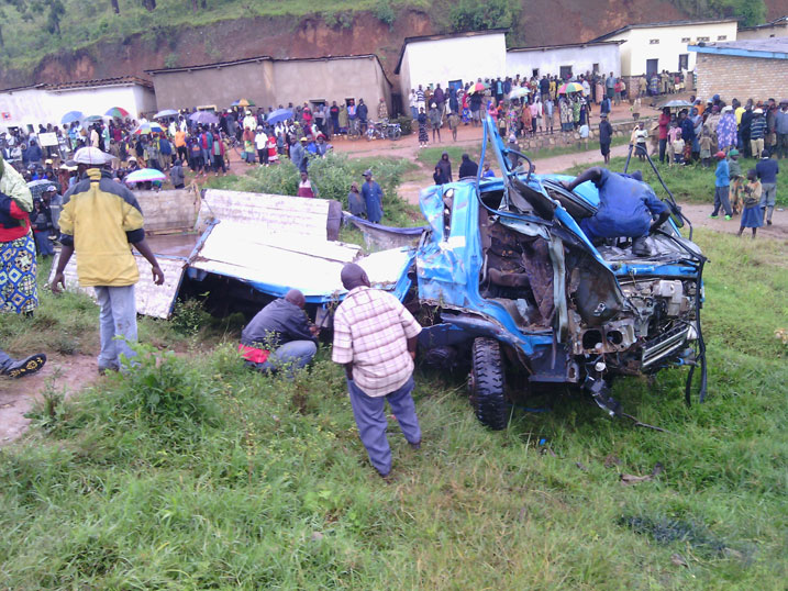Aha bari bamaze gukura imodoka mu mugezi no gukuramo imirambo.