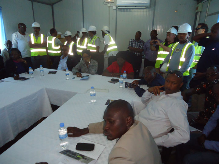 Aha bari muri Salle ya KivuWatt babasobanurira aho imirimo yo gukora uru ruganda muri rusange igeze.