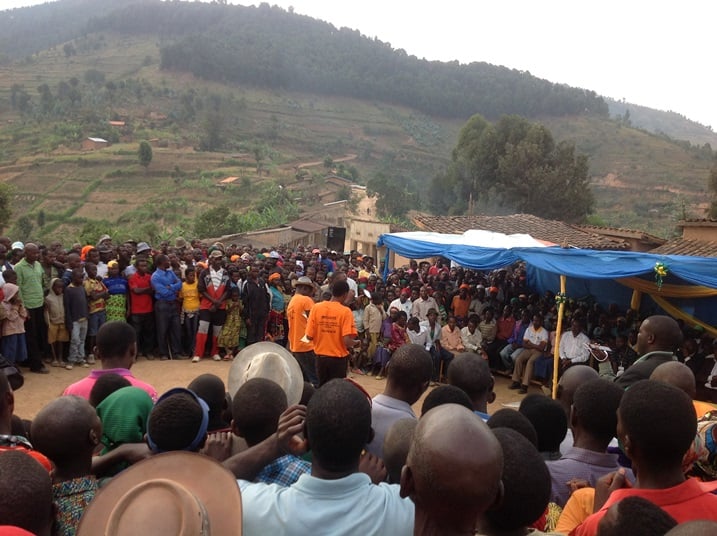 Aha abakozi ba Barefoot Power Rwanda Ltd bakoraga ubukangurambaga mu murenge wa Kibumbwe.