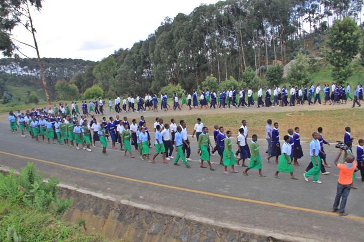 Aha abana bari mu rugendo rwo kwibuka bagenzi babo bazize Jenoside.