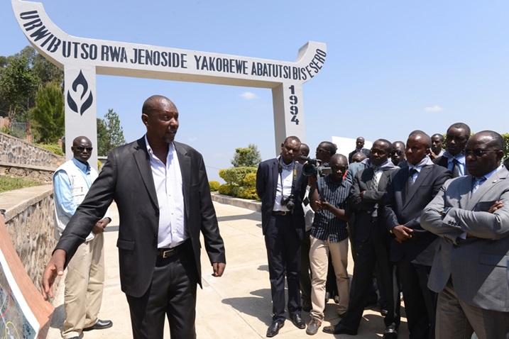 Aha basobanuriraga Minisitiri w'Intebe n'abandi bashyitsi amateka y'abasesero n'uko barwanye urugamba rwo kwirwanaho.