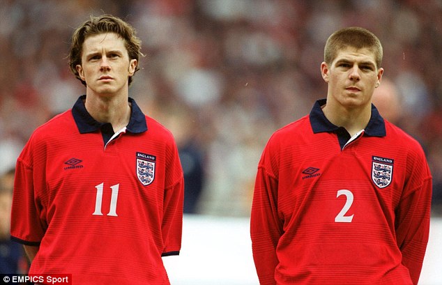 Aha ni ubwa mbere Gerrard yambara umwenda w'Ubwongereza muri 2000 ari kumwe na McManaman.